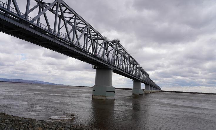 Завершено строительство первого трансграничного железнодорожного моста Россия – Китай