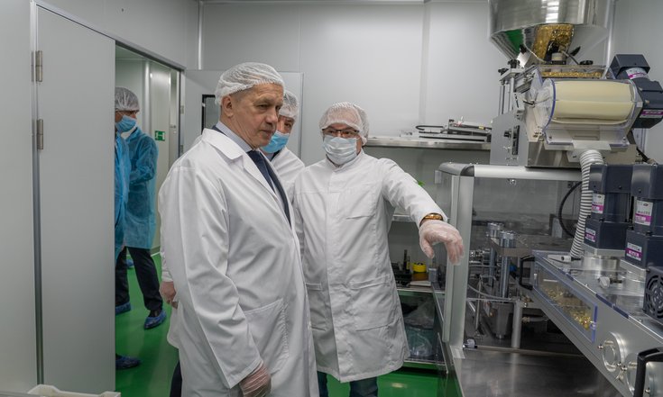 Юрий Трутнев ознакомился с работой завода по производству рыбного жира «Омега-3» на Камчатке