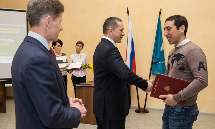 Юрий Трутнев вручил сертификаты на получение «дальневосточных гектаров» на Сахалине